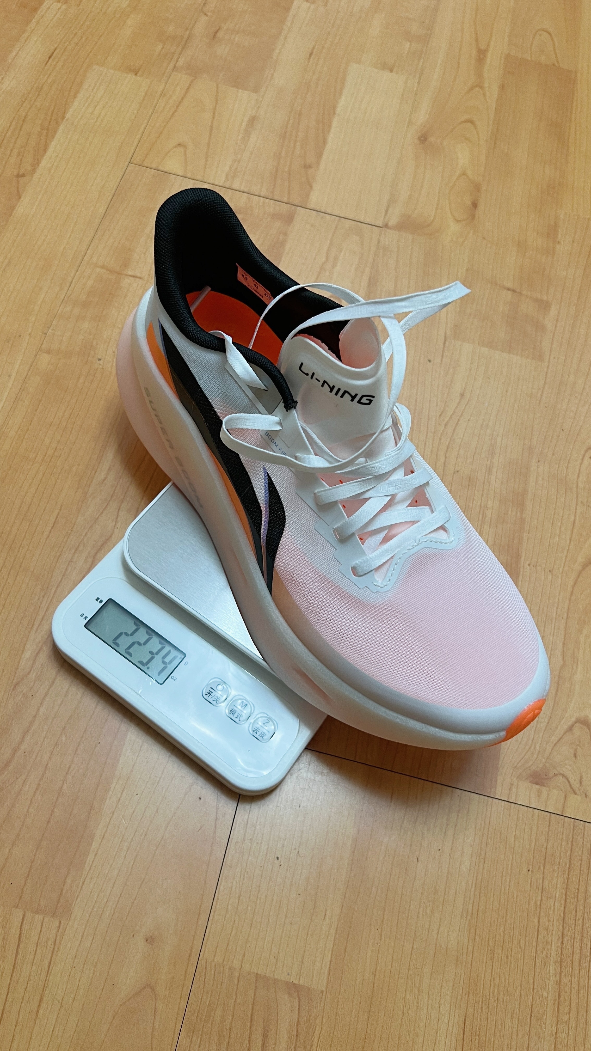 43码单只223.4g全掌面积全厚度的超䨻还能提供足够的中底稳定性他宁确实有两下