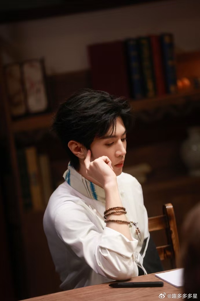 谁给陈哲远投的心动offer谁能想到陈哲远录节目这么开心，搜证不忘吃零食，又胆小