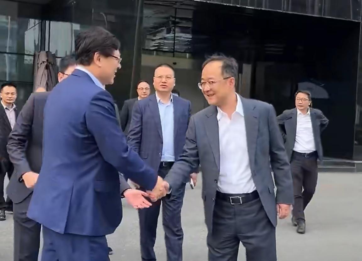 造车大佬李书福陪杨元庆试新车两位大佬刚还在聊业务，转眼就钻进车里开起来了。杨总一