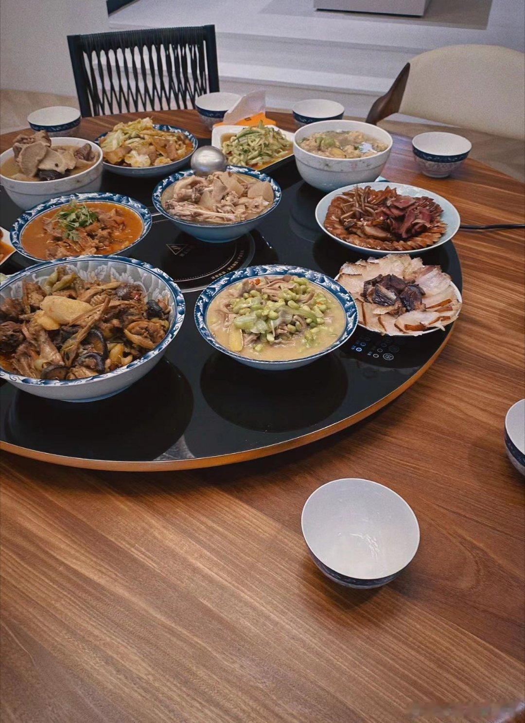 #赵露思# 从正前方开始依次 肚条，腊肉，卤菜拼盘，圆子，清炒佛手瓜，莲花白回锅