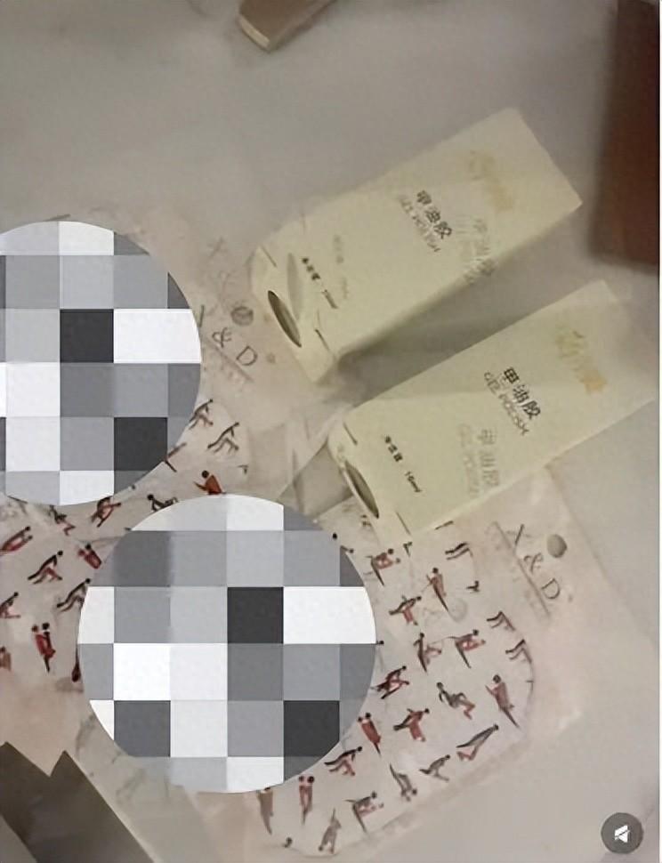 这件事说起来真的让人挺生气的。最近有个女网友在抖音上的宝诗曼官方旗舰店买了甲油胶