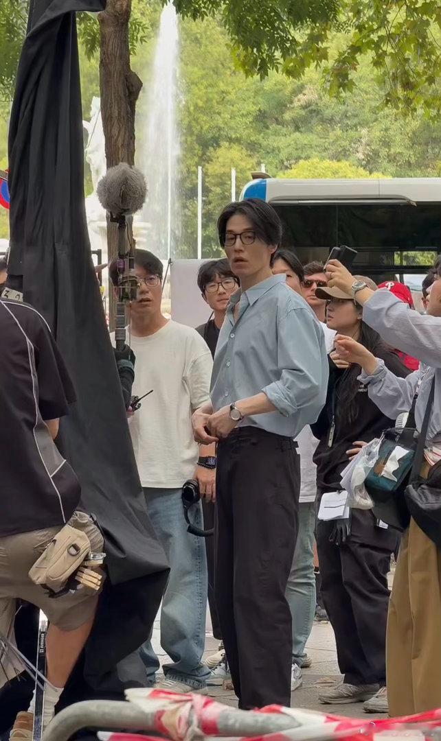 网友马德里偶遇李栋旭马德里路人偶遇李栋旭太绝了！标志性人字拖搭配满满的松弛感，抬