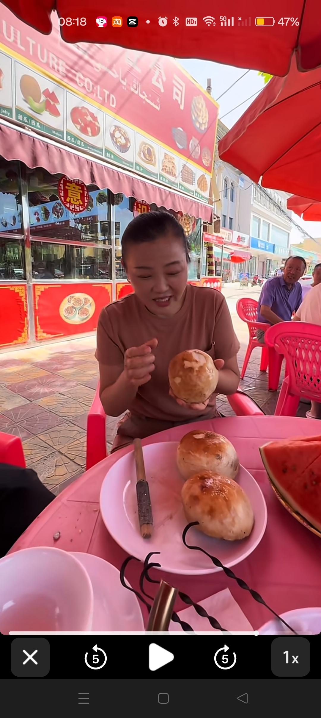卓妈在新疆吃烤包子，太香了😍
哇，看着好好吃的样子[赞]


可以把烤包子的技