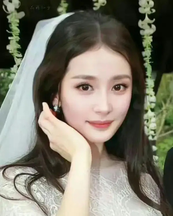 感叹下结婚时的杨幂巨美！现在的杨幂也很美，只是有点太瘦了，如果有点肉肉更好看。看