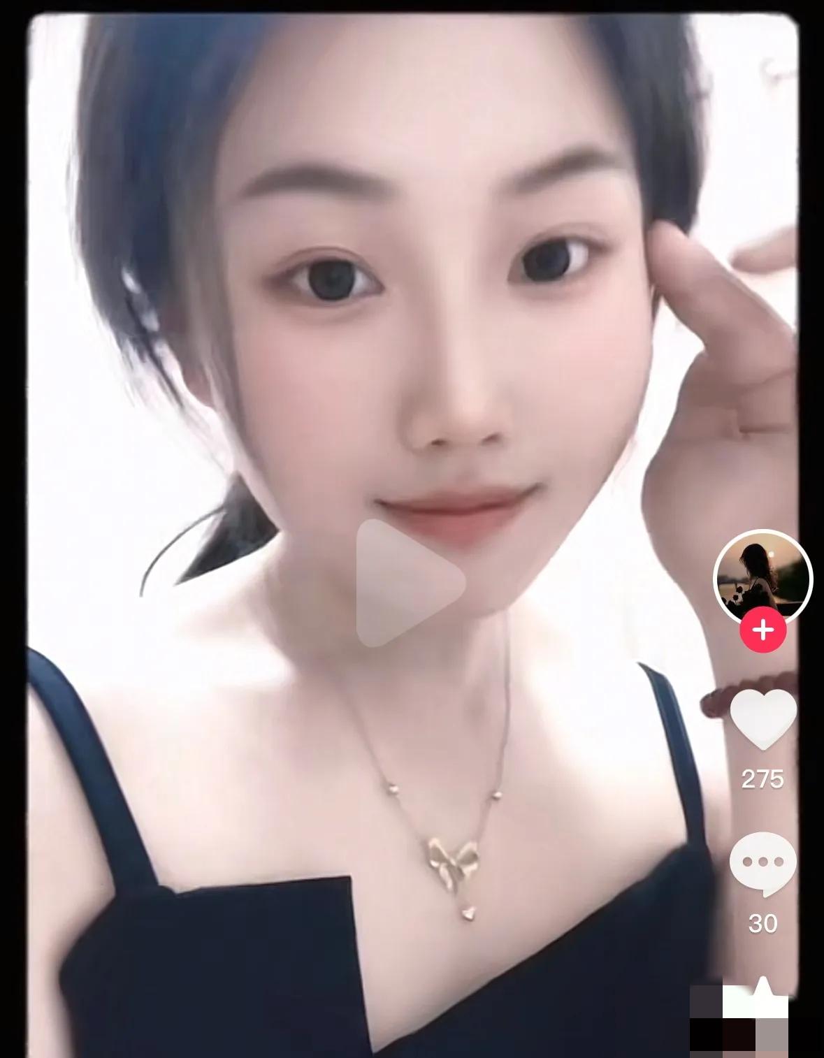 被杀害的母子三人太可惜了，母亲才30岁，大大的眼睛，白皙的皮肤长得很漂亮，一双儿