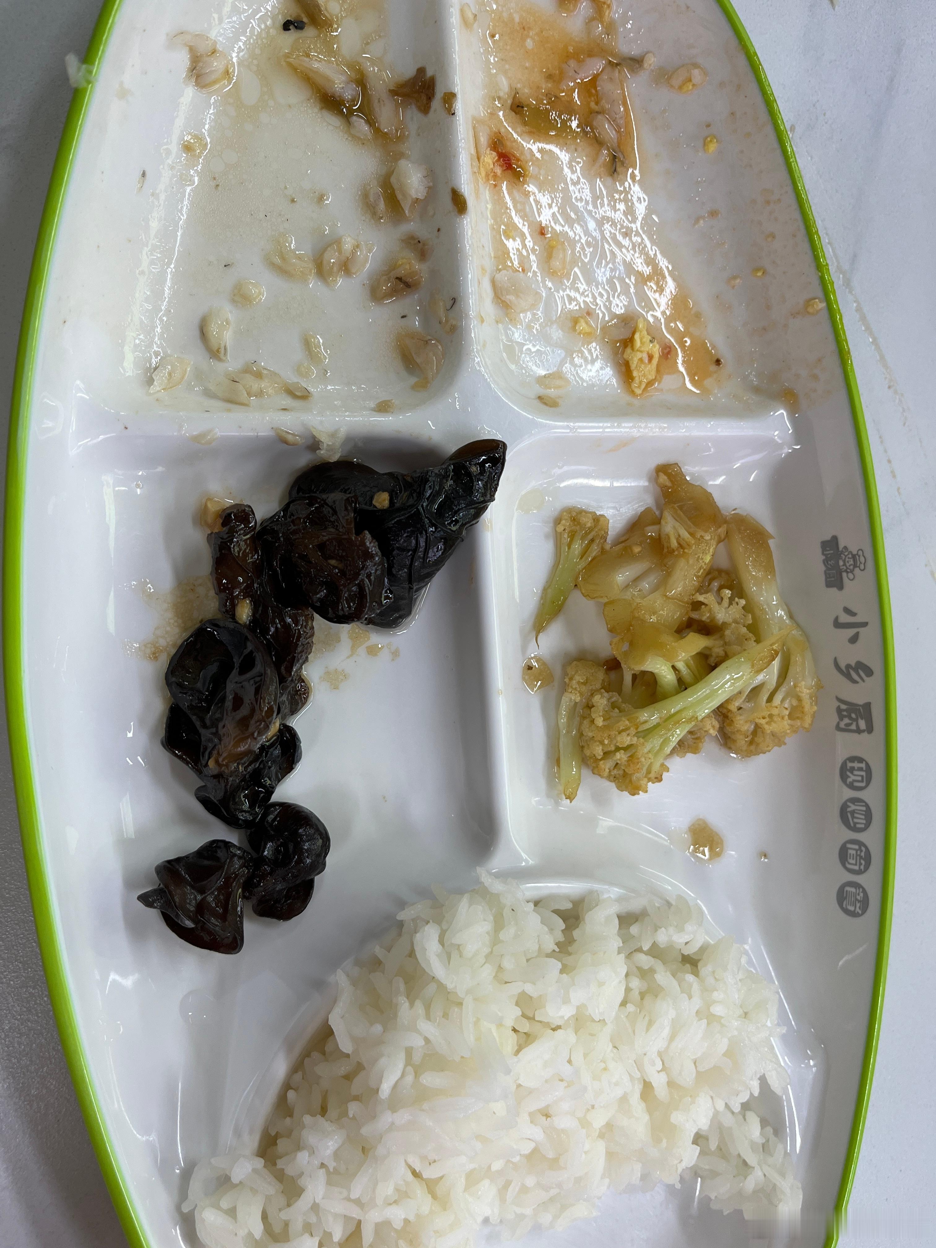 和她同学玩到现在，太晚了，不想煮饭，来外面吃，猜猜这一份多少钱？我只吃了花菜和木