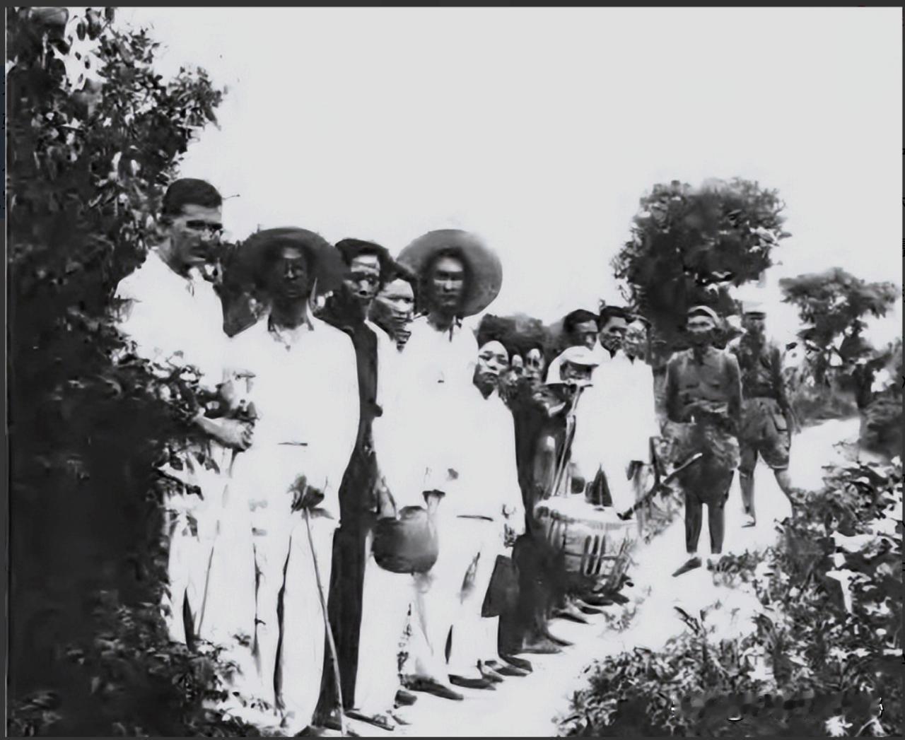 1944年，4名美军飞行员跳伞落地，误认日军是游击队！前有枪声后有追兵，绝望之际