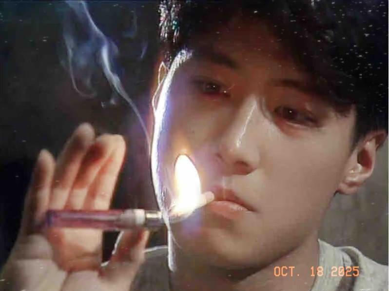 黎明没老，林奕龙也没走。
35年前，他穿皮衣叼烟，眼神一斜，全香港少女心跳停半拍