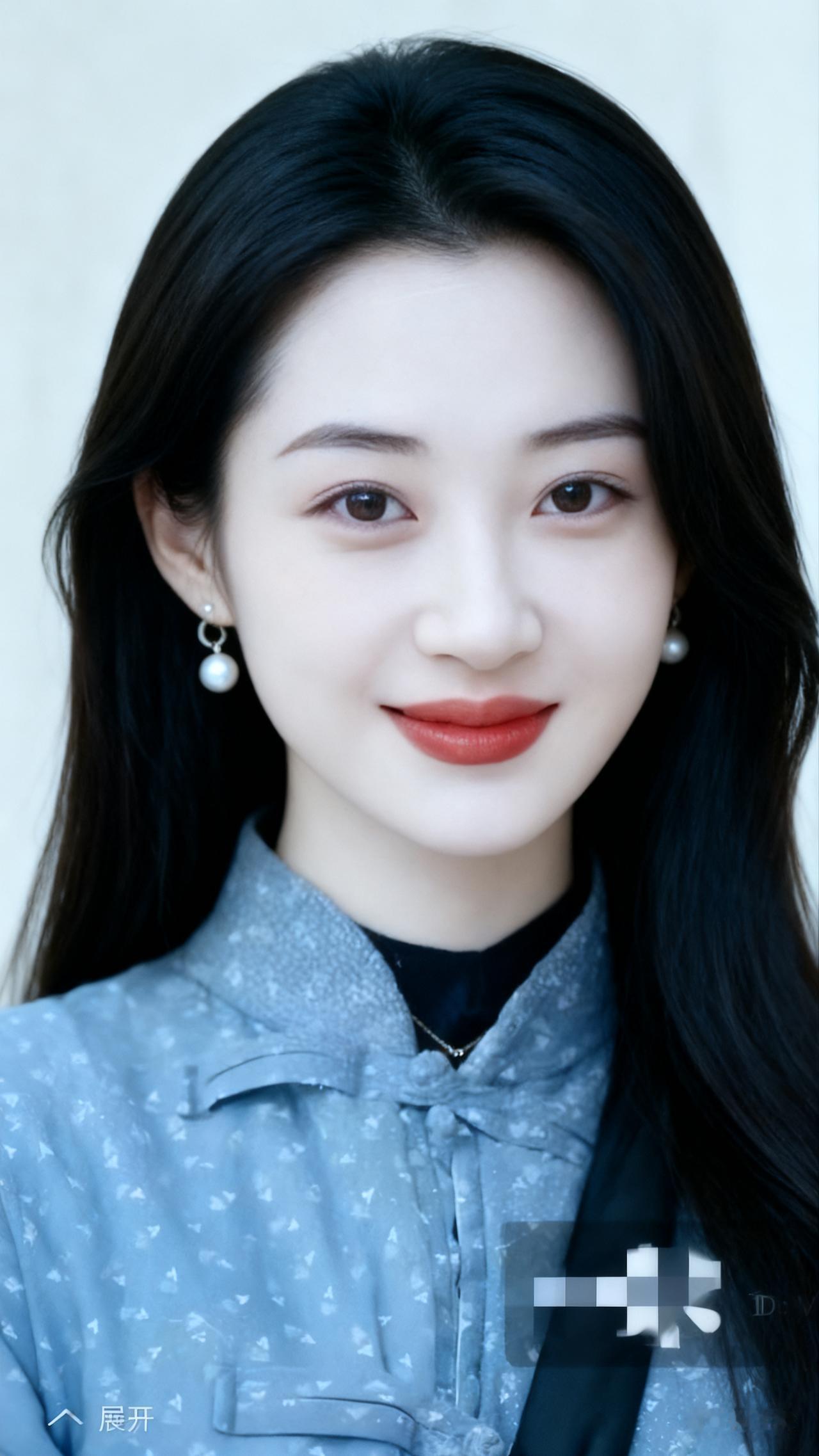 温柔甜美的少女，蓝白相间的衬衫，搭配珍珠耳环，清新自然。