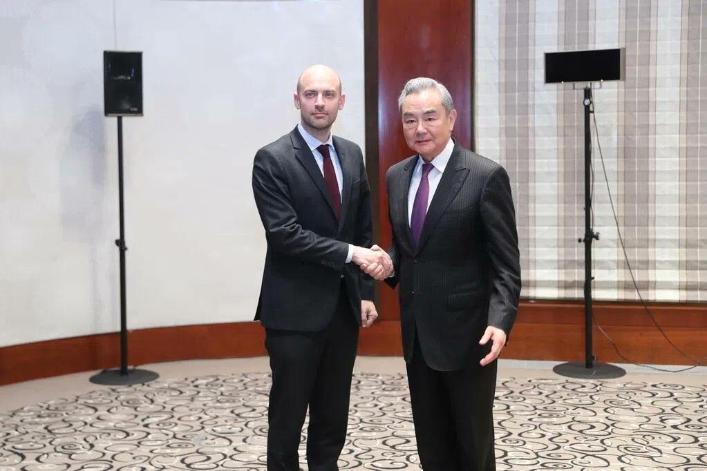联合早报14日报道：“中国外长王毅星期一（9月14日）应约同法国外长巴罗通电话，