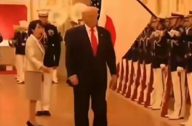 特朗普总统访问日本，面对日本首相高市早苗引导特朗普向日本国旗致敬，特朗普总统竟然