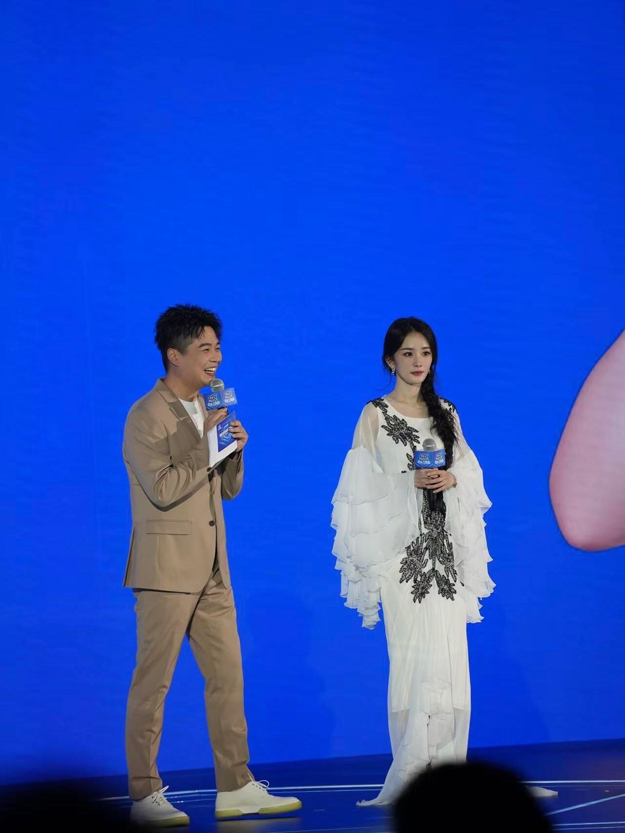 杨幂完全是妈妈级别的 羡慕内场的路人朋友，绝美仙女妈幂生图[亲亲] ​​​