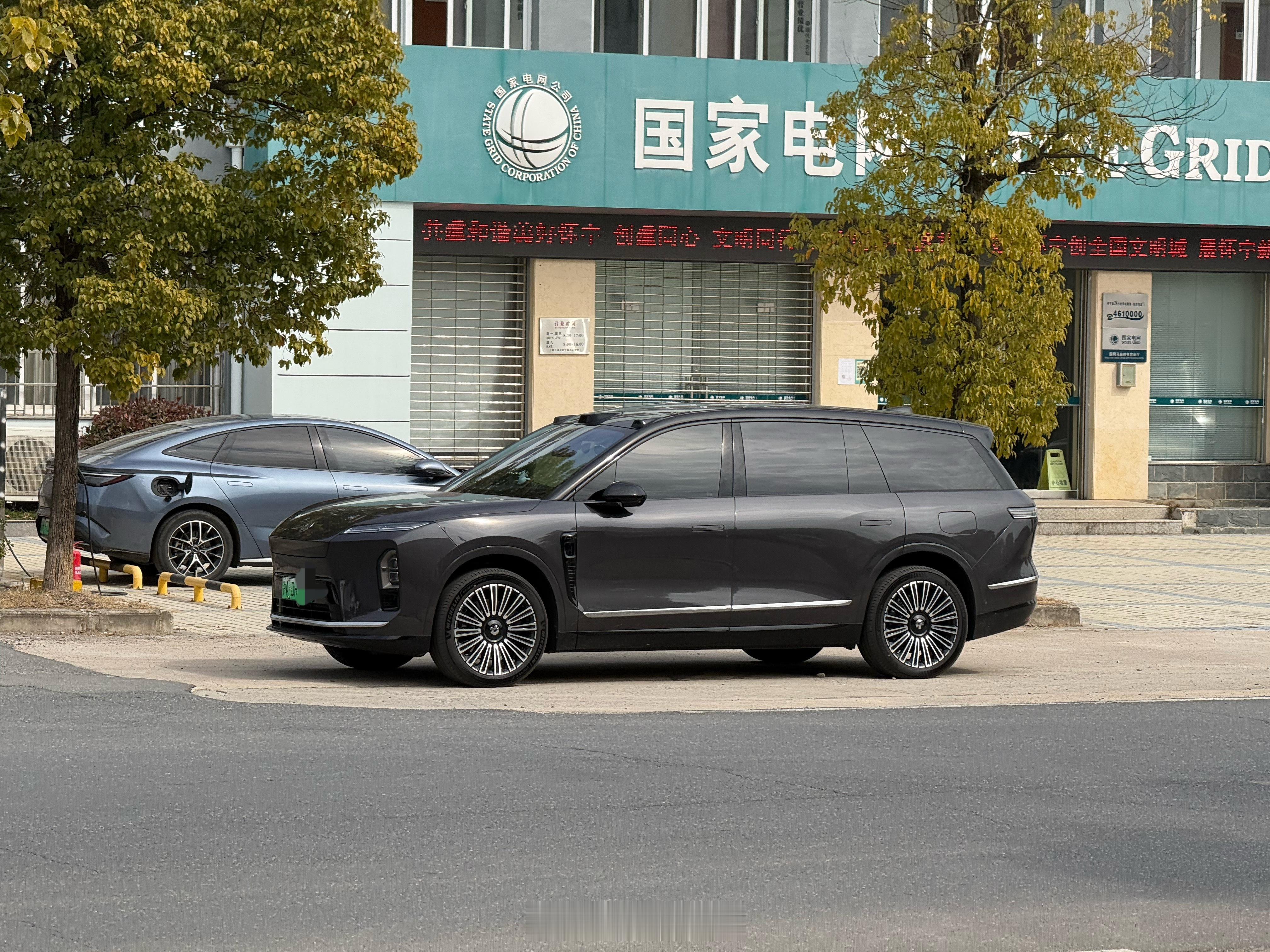 没想到这次春节回家，新 ES8成了小县城里出现频率最高的蔚来，天南海北，哪里的牌