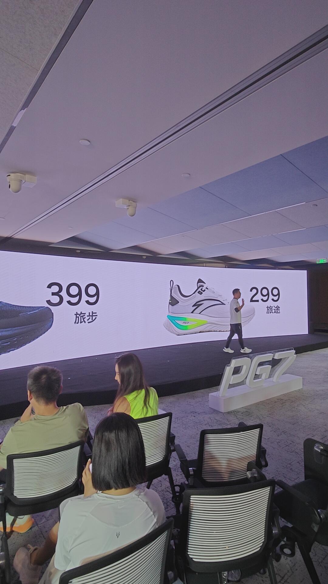 可以封神的安踏PG7，家人们都给我冲！
399价格跑鞋，碾压某康尼某迪，新缓震科