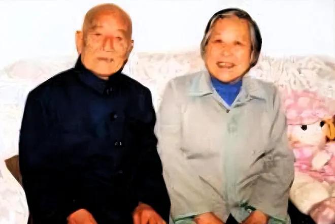 1979年，一老农民做完农活回到家，却看到年轻的妻子正收拾东西。桌上还放着几本书