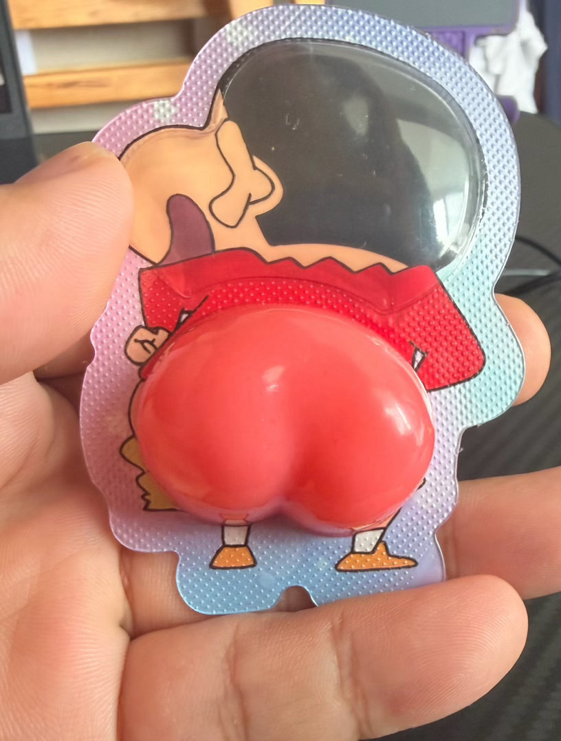 小孩的蜡笔小新屁屁布丁挺有意思的，吃了个没想到他那堆布丁里就这一个屁屁的，让我赔