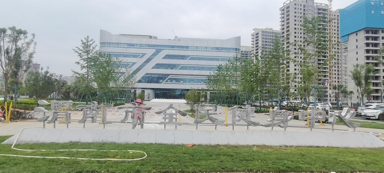 健身中心已落成，九个“渭南市全民健身中心”银色大字屹立在路边。总感觉字样用银色不