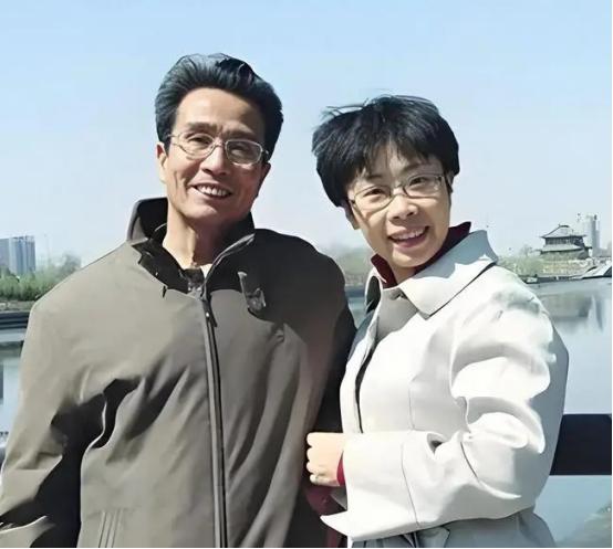 50岁北大才女蒙曼，终究没逃过老父亲临终的含泪催婚！老人拼尽最后力气哀求：干得再