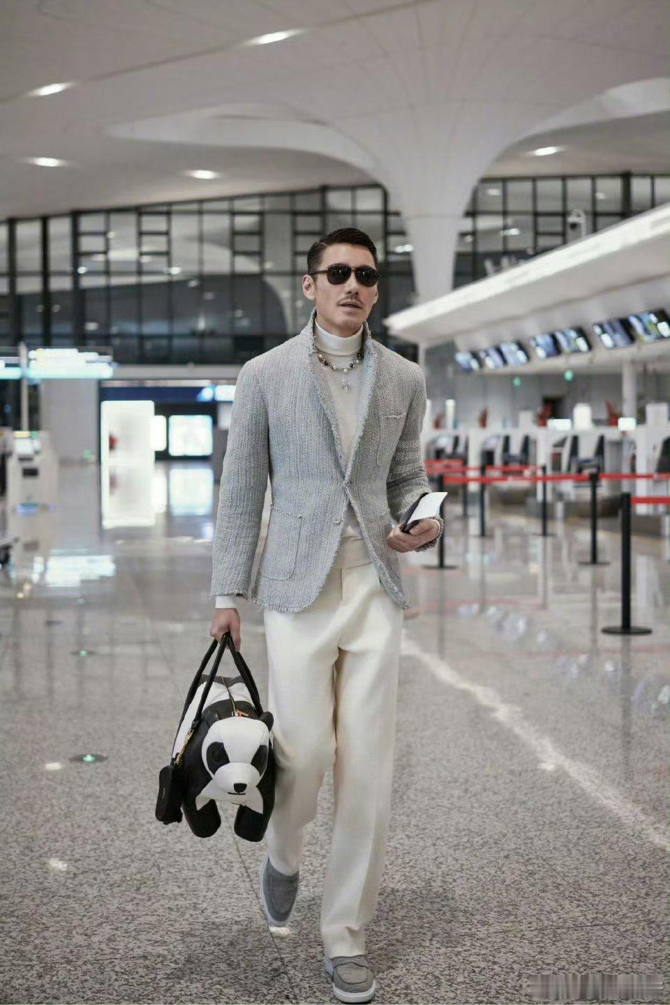 胡兵到底是来乘机还是走秀的啊   这么多年过去了，依旧还是我们的男神胡兵。并且在