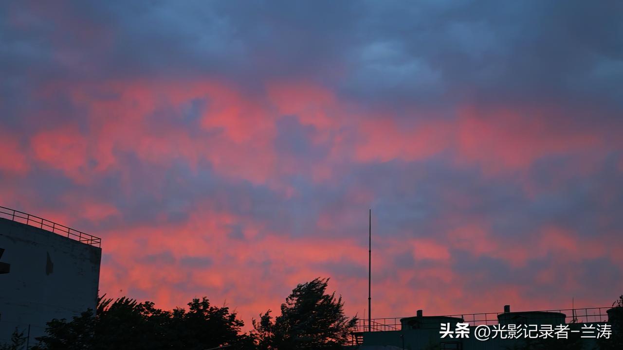 火烧云中的晚霞！