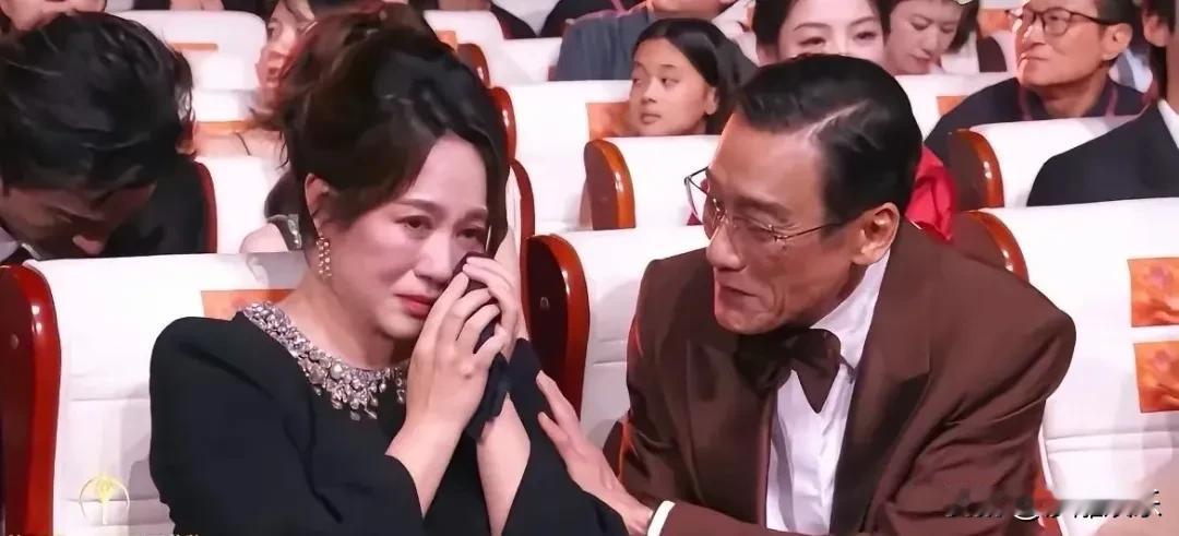 马丽感慨发文！被梁家辉可爱到，一块手帕引发热议！

8月10日晚的百花奖颁奖礼，
