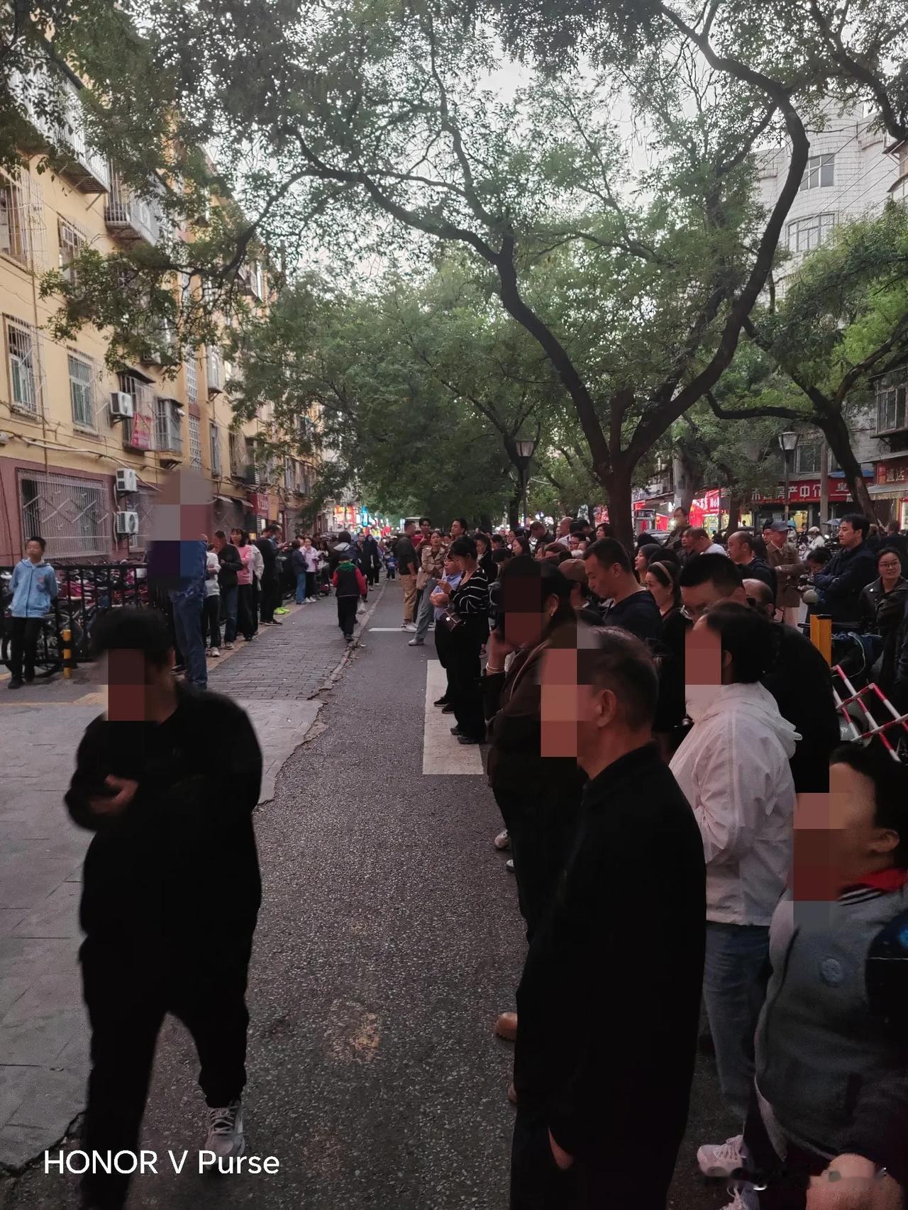  
儿子国庆终于放假了，学校门口被家长围的水泄不通，下午六点半，终于看见儿子，从