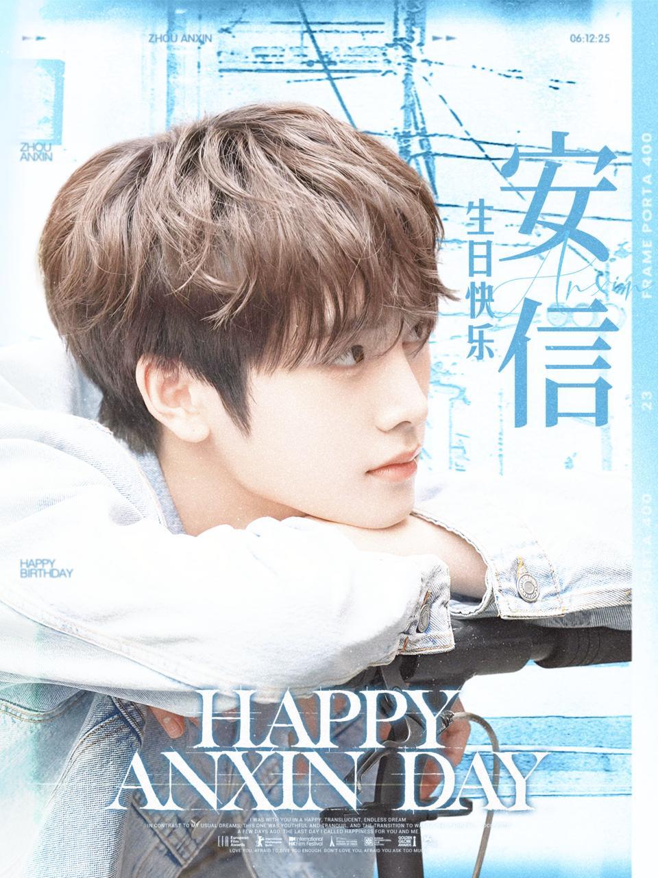 圣诞的钟声又敲响一轮白雪窸窸窣窣飘零路面将世界裹成素白的模样你便是在此刻蓦然出现