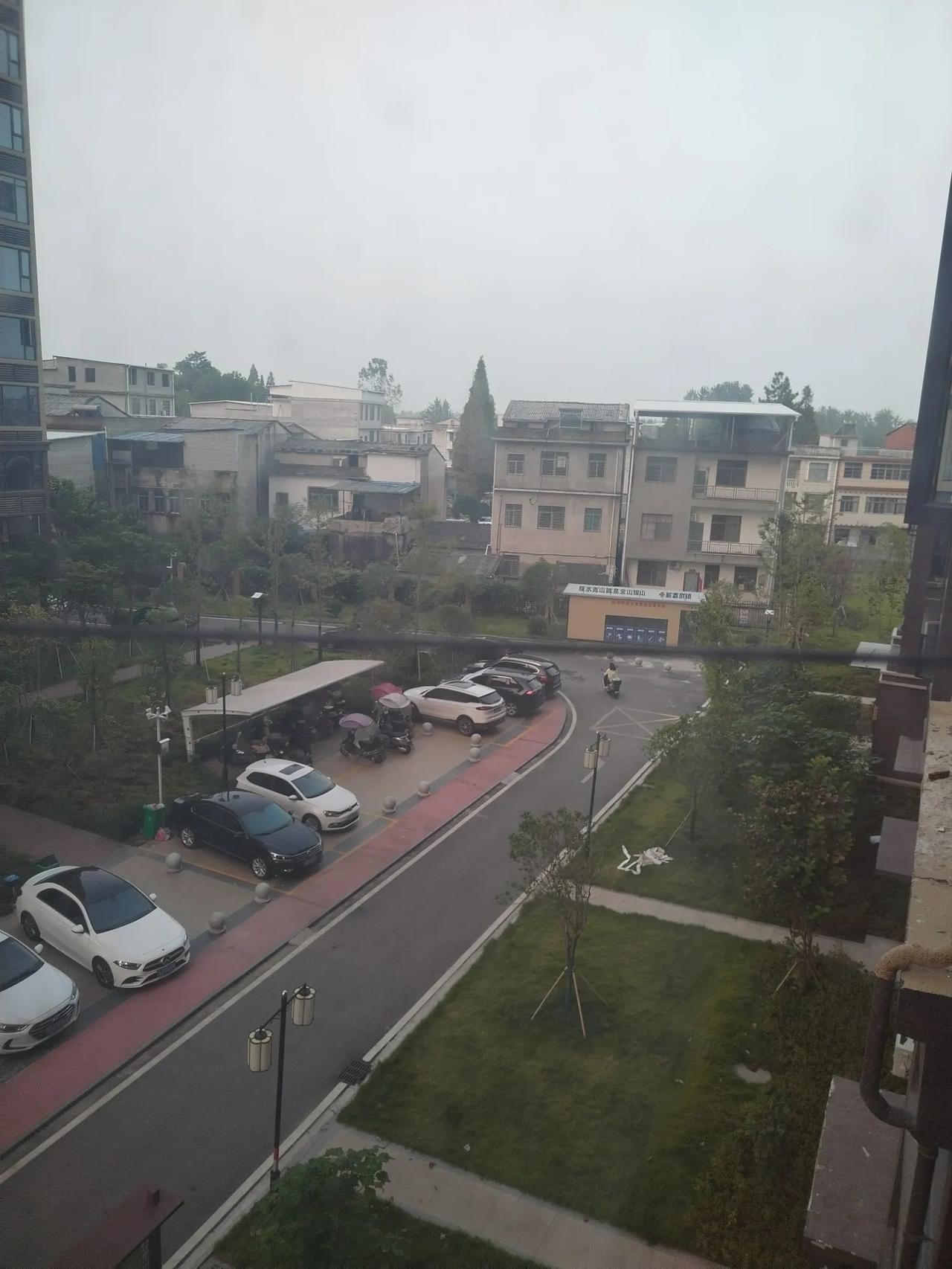 来上海出差2天了，晚上我刚洗好澡准备睡觉时，门铃响了，我鞋子都没穿，赶紧拉开了房