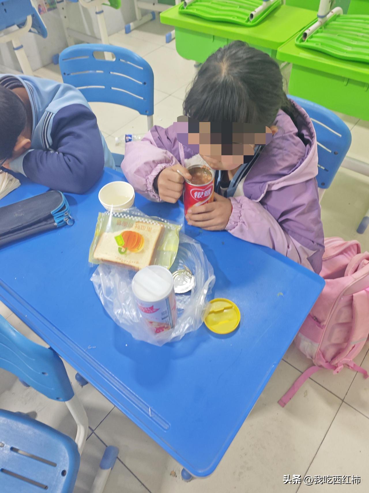 一通电话，让我窥见一个小女孩的疼
我是小县城托管班的老师，每天照常接孩子们放学，