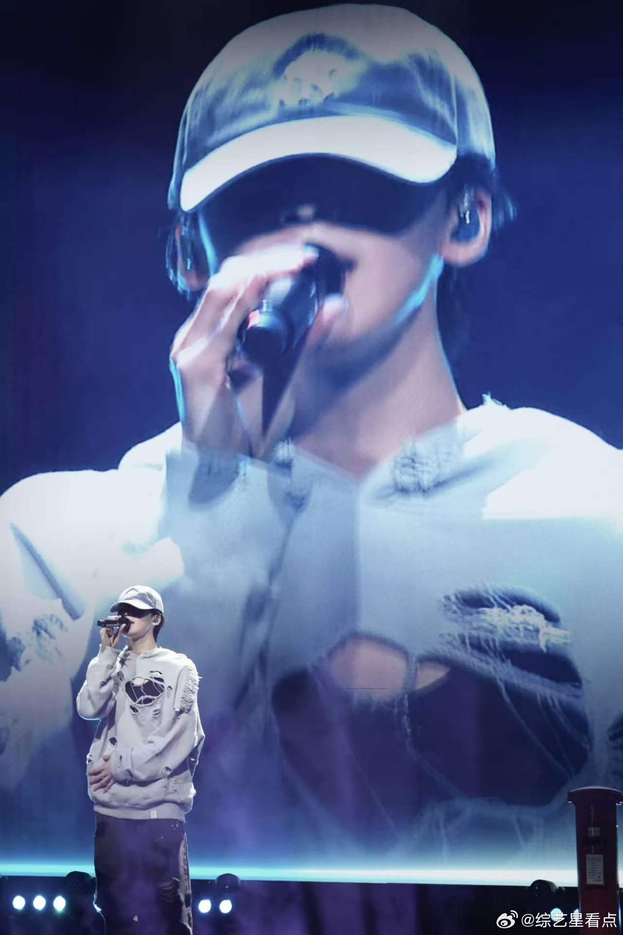 何洛洛写给粉丝的信谁能拒绝何洛洛的手写信啊！他用温柔笔触记录和粉丝的相遇，从聚光