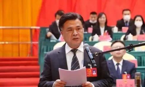 应美星，江西鄱阳出生的官员，今年57岁了。他的故事挺曲折，从基层干起，一路升到县