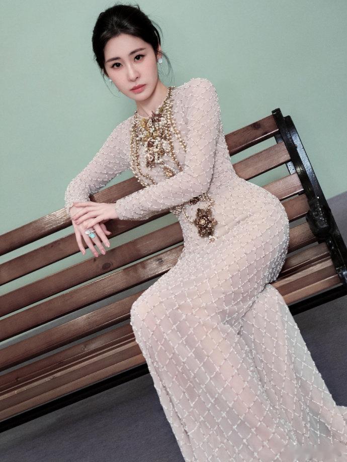 张碧晨直播发红包张碧晨回应编曲不好听歌手直播能坦然接纳不同看法，张碧晨聊编曲这段