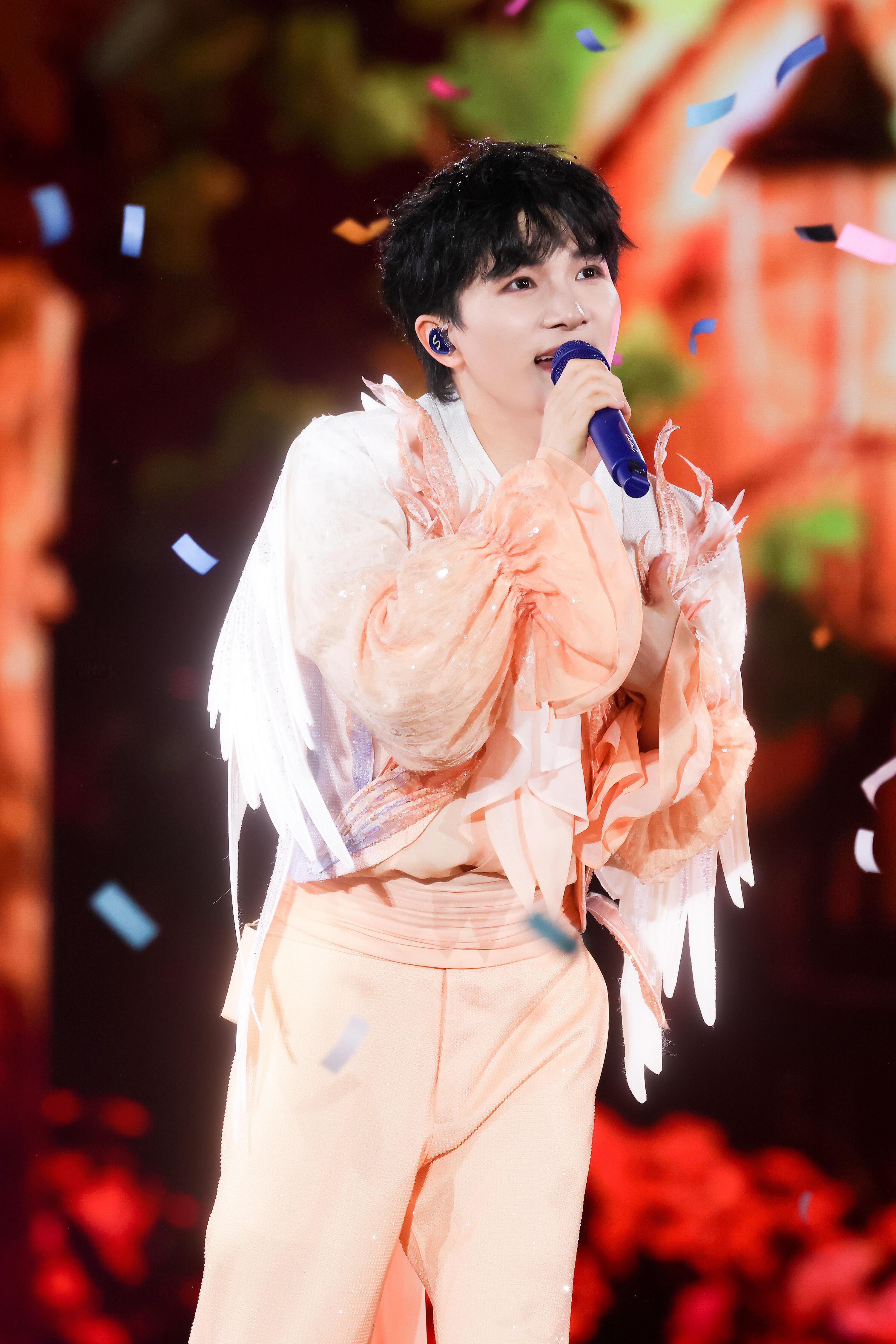 周深回应成龙成龙在国乐舞台演绎粤语版《小美满》，认可这首受年轻人喜爱的曲目。两代
