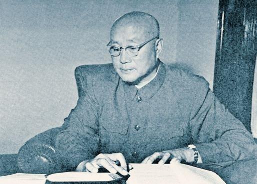 1970年的一个深夜，许世友特意喊来肖永银，让他赶紧去接一个人。这个人在当时身份