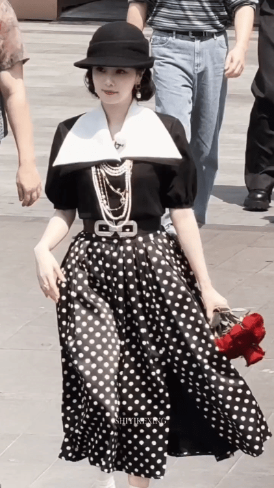 白鹿长得好矛盾，脸胖胖的很好看，但身材就很臃肿…… 