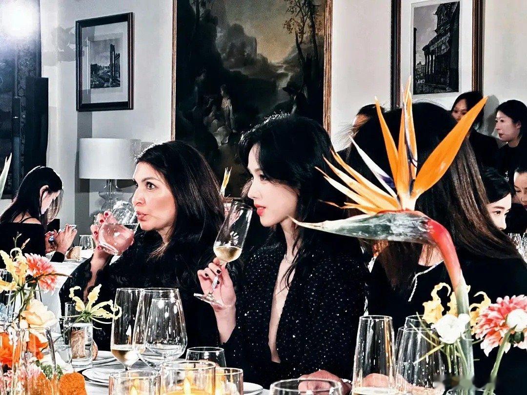 陈都灵深V礼服出席活动，这路透怎么样 ​​​