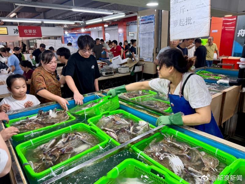 【梭子蟹价格高台跳水】梭子蟹，一天一个价。随着东海“小开渔”启动，今秋第一网梭子