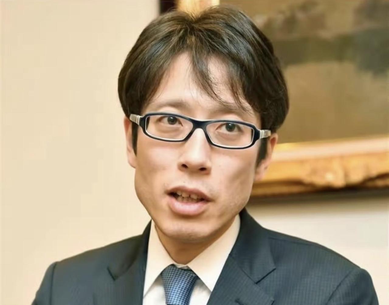 这个口眼歪斜的货，是日本明治天皇的玄孙！近日他又大放厥词说中国是世界上最凶残，最