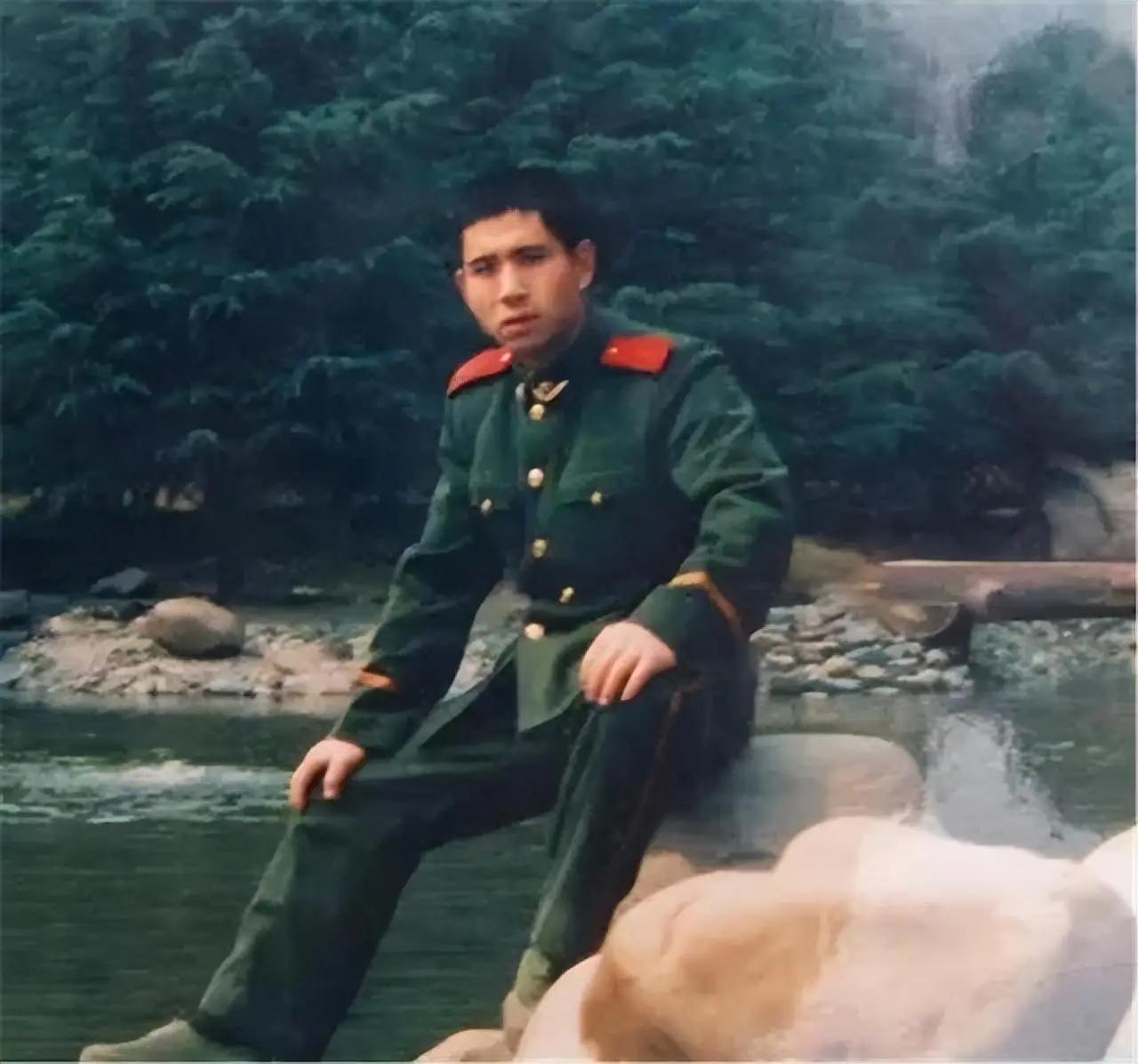 2月大弃婴被46岁光棍收养，不料，40年后成上校，他却老泪纵横！

1979年，
