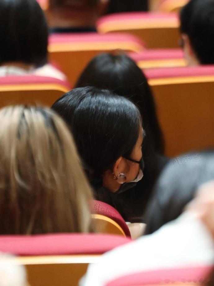 黄多多龙珠耳钉支持黄磊何炅话剧细节尽显审美，黄多多戴着龙珠耳钉现身剧场，支持黄磊