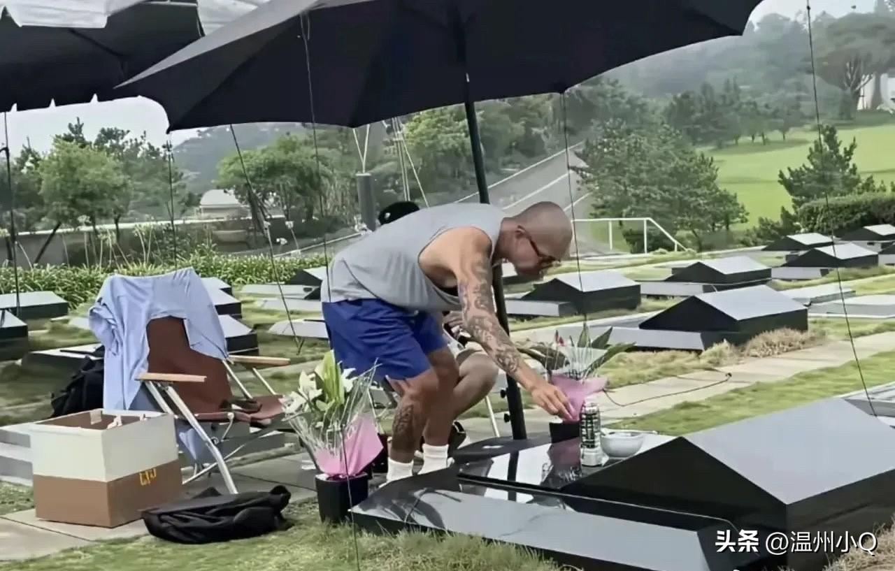 具俊晔真的别搞深情这一套，其实很大男子主义。

光头连给大S立墓碑都舍不得刻下她