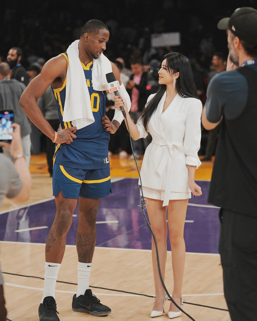 湖勇大战周玲安采访勇士未来之星库明加[照相机][照相机]#金州勇士[超话]# ​