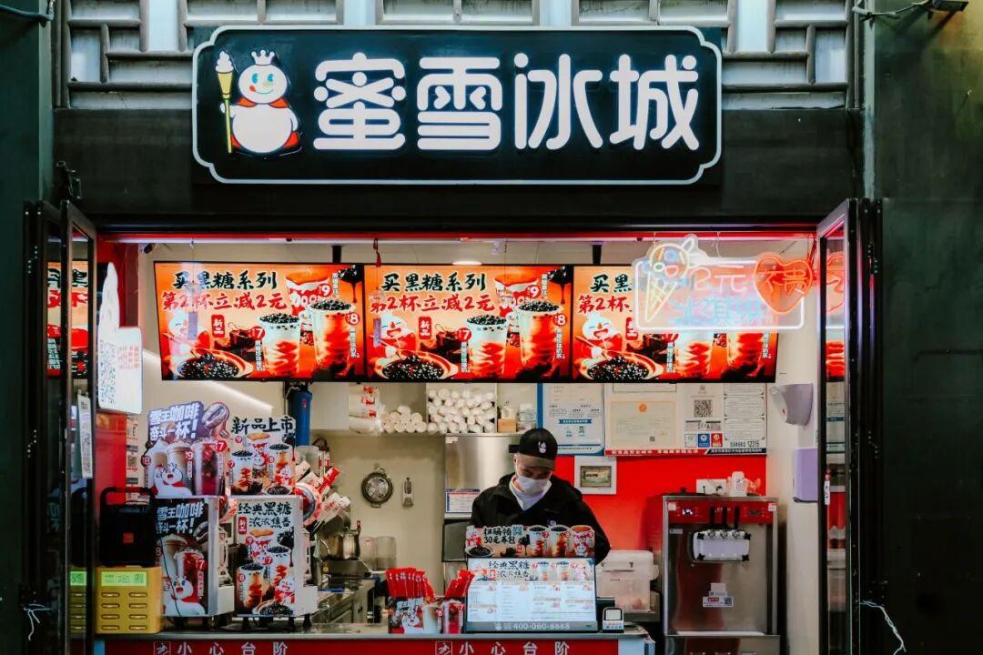 开店3.5万家，净利润暴跌14.7%，蜜雪冰城越扩张，越不赚钱

2026年上半
