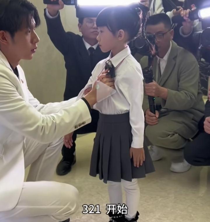 刷到一个短剧拍摄现场的视频，我终于明白了短剧演员和长剧演技的区别了。
短剧之所以