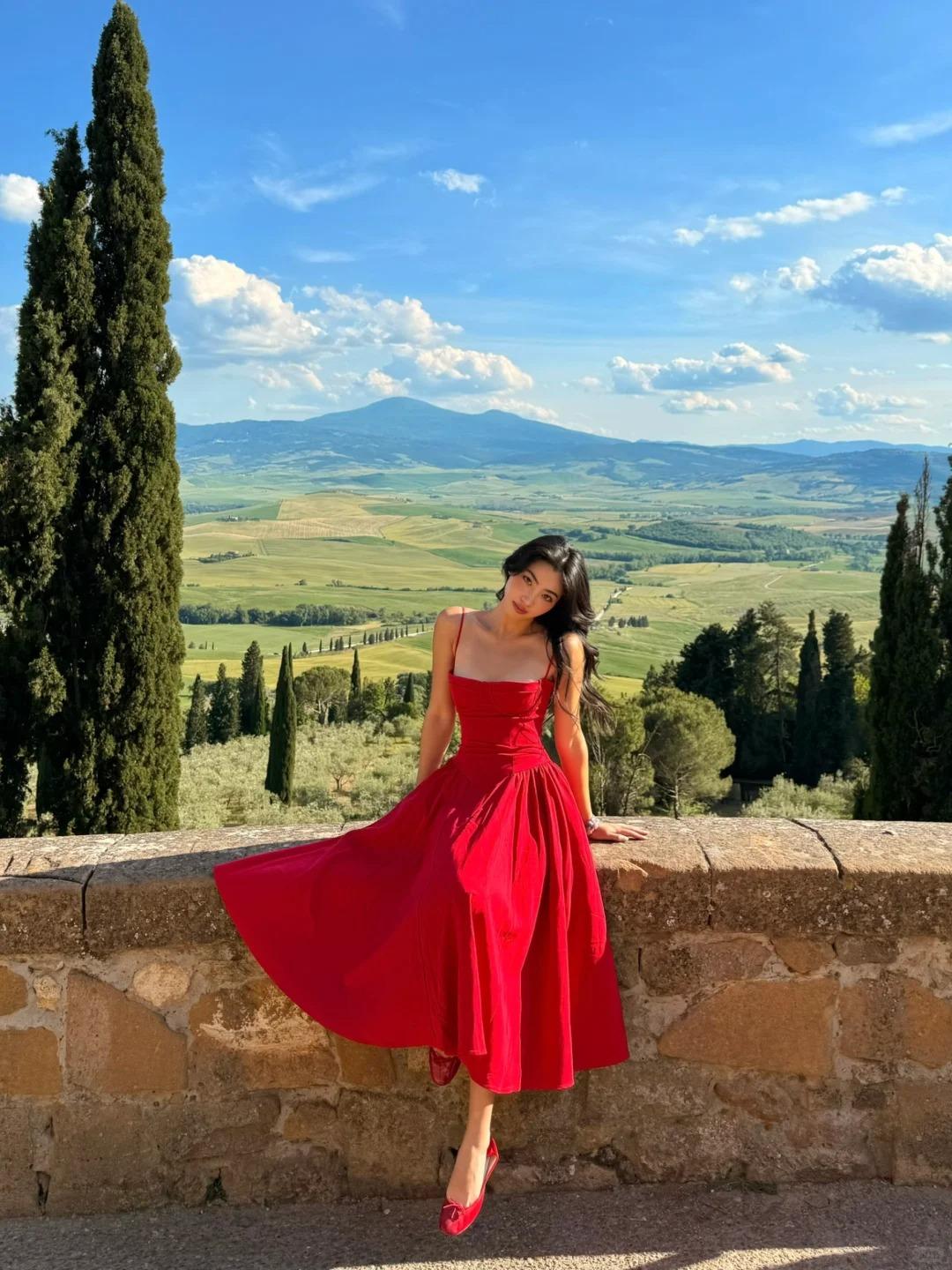 来南意请一定要穿红色好吗❗️❗️真的会被出片效果惊艳到！阳光洒在南意的石板路上，