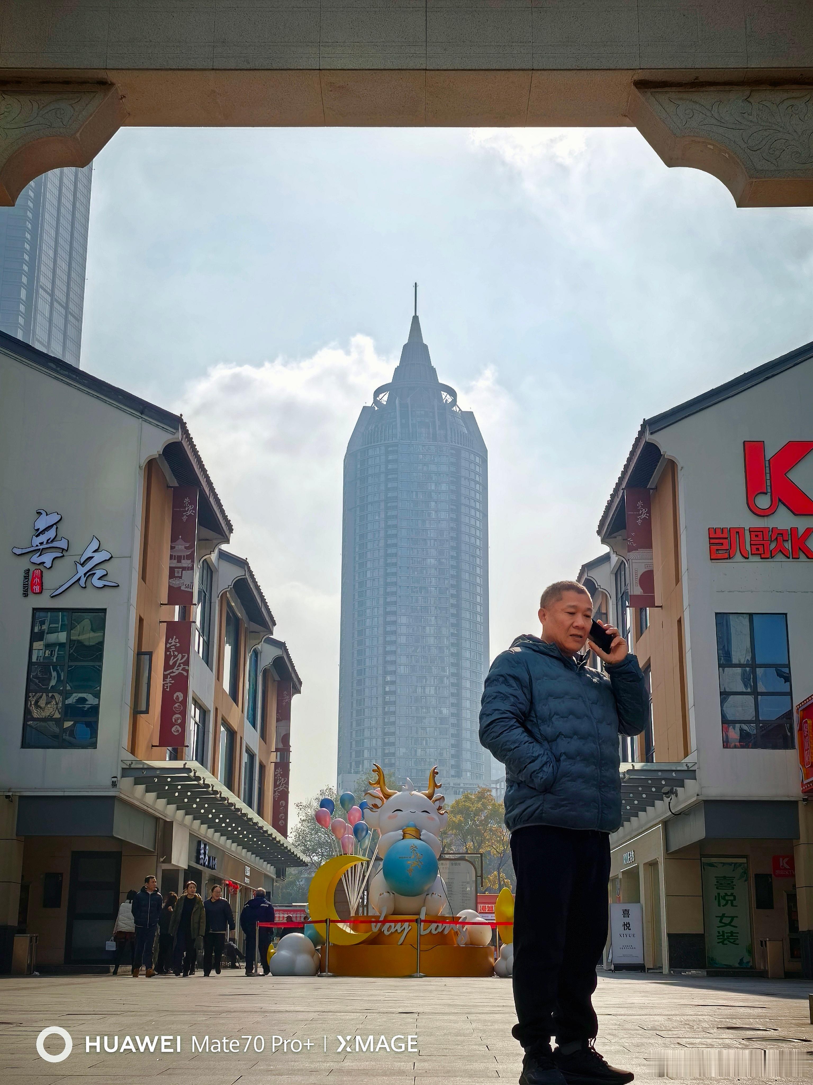 无锡崇安寺，打电话的男人。晚安。 