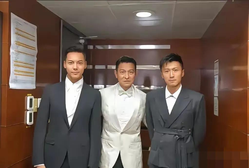 当年三位帅哥同框，比一比谁最帅。