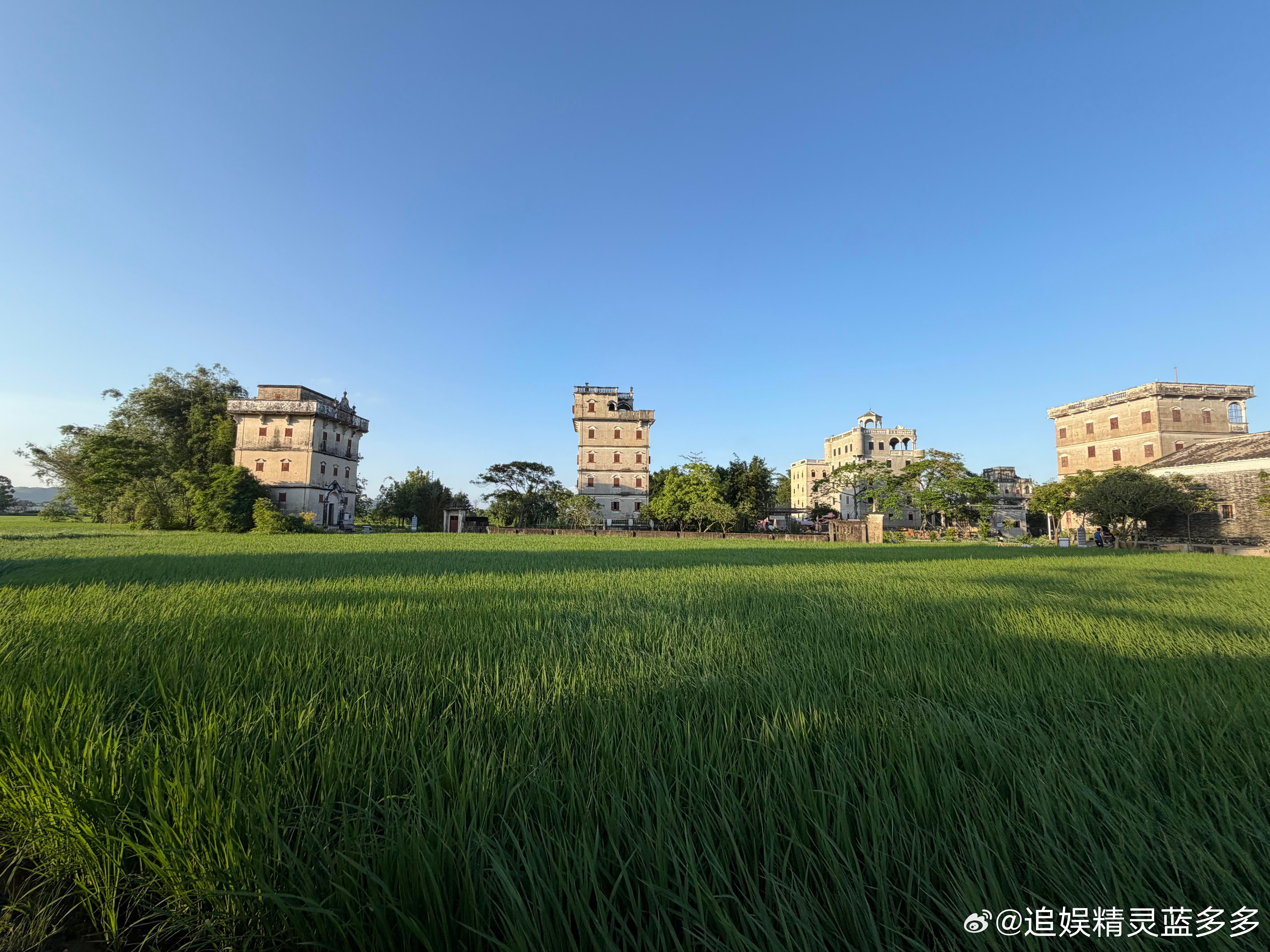 李现闪现自力村来自力村，方氏咖啡端起一杯李现的同款温度苦香是镜头外未被剪掉的那帧