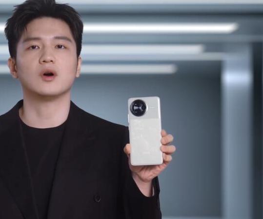 红米K80的手机实物外观放出来的那一刻开始
其实也不用狡辩了
事实胜于雄辩
因为