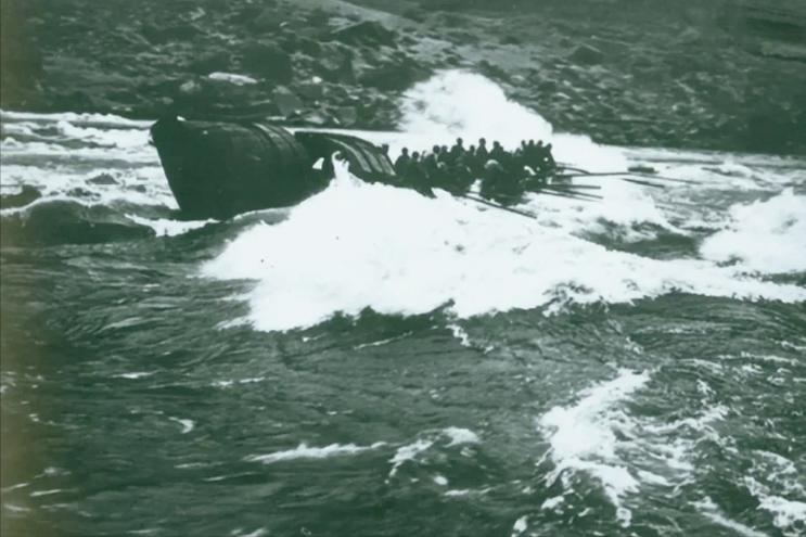 [微风]1942年，渔民陈根土载着16个日军过江。不料，船到江心，他突然哈哈大笑